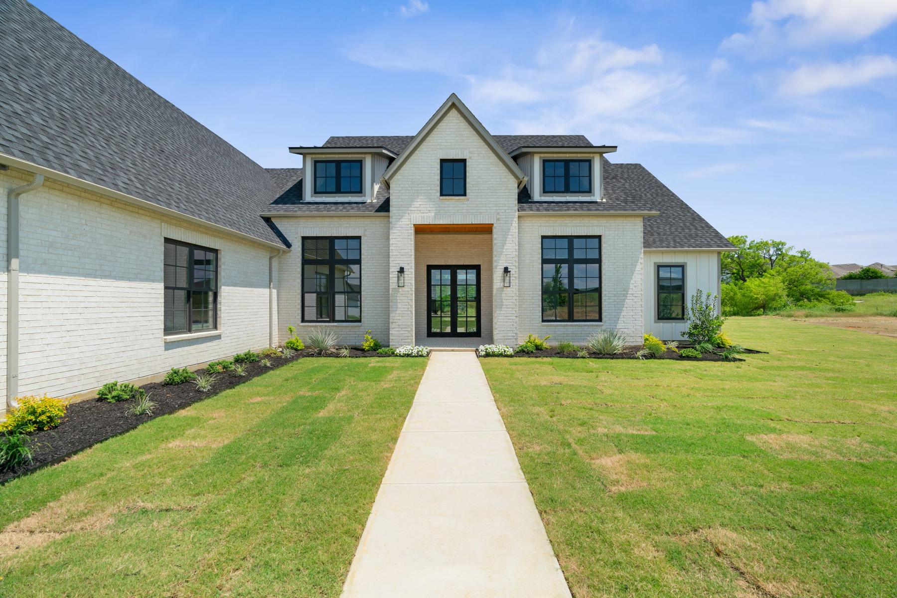 Front exterior of a Sandlin Signature home in Northlake